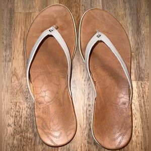 Olukai Women’s Flip flops, Size 9